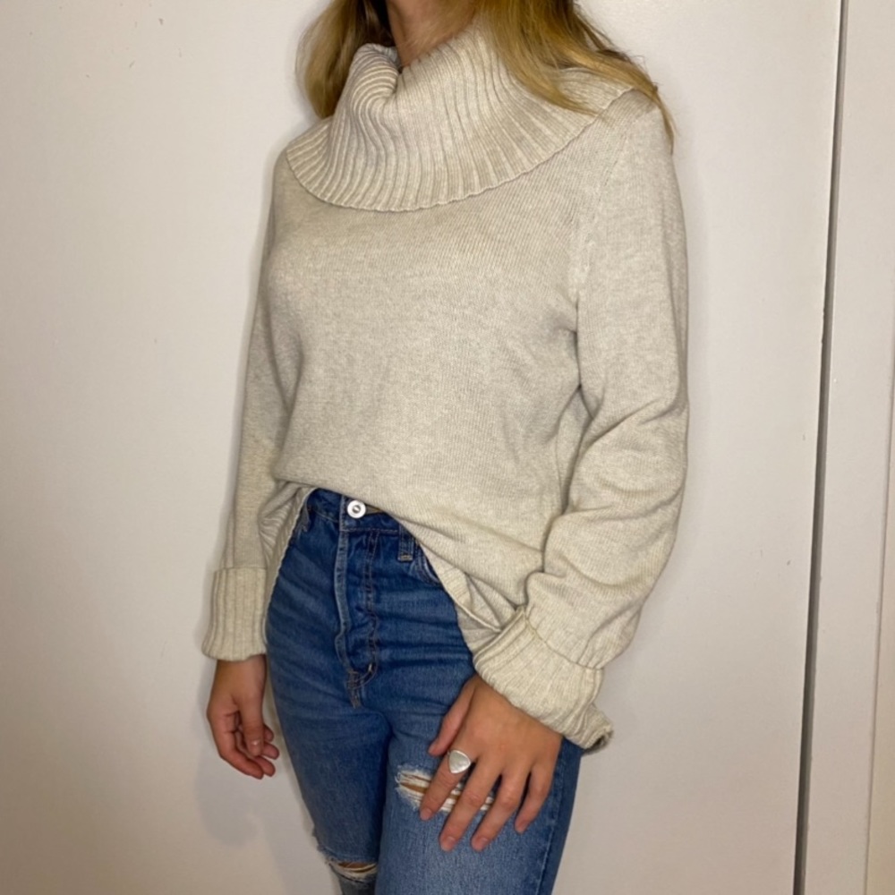 Beautiful cream turtle neck sweater - size medium - nautica
